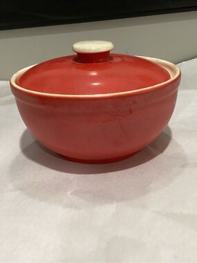 Vtg. Red lidded pottery bowl ovenproof from Universal Cambridge w/ lid.